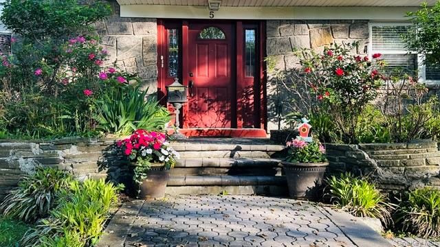 5 Highpoint Drive, Huntington, NY 11743