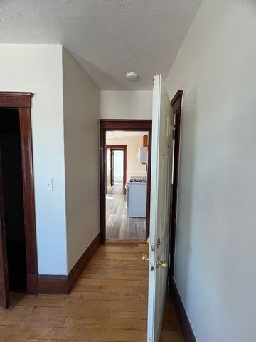 28 Cleveland Ave 6, Brockton, MA 02301