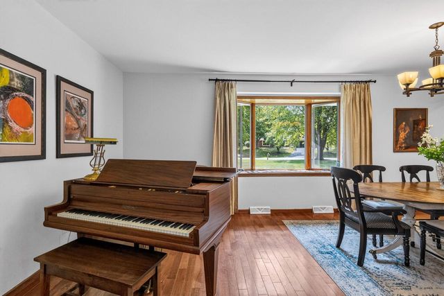 N8W27232 Woodridge LANE, Waukesha, WI 53188