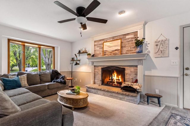 N8W27232 Woodridge LANE, Waukesha, WI 53188