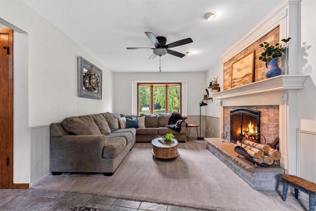N8W27232 Woodridge LANE, Waukesha, WI 53188