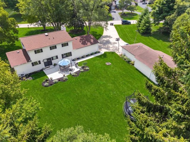 N8W27232 Woodridge LANE, Waukesha, WI 53188