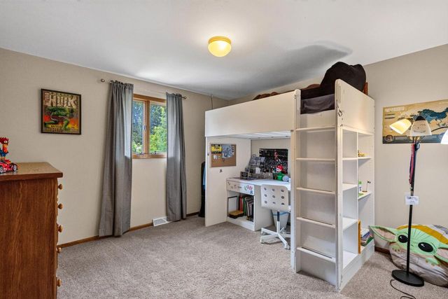 N8W27232 Woodridge LANE, Waukesha, WI 53188