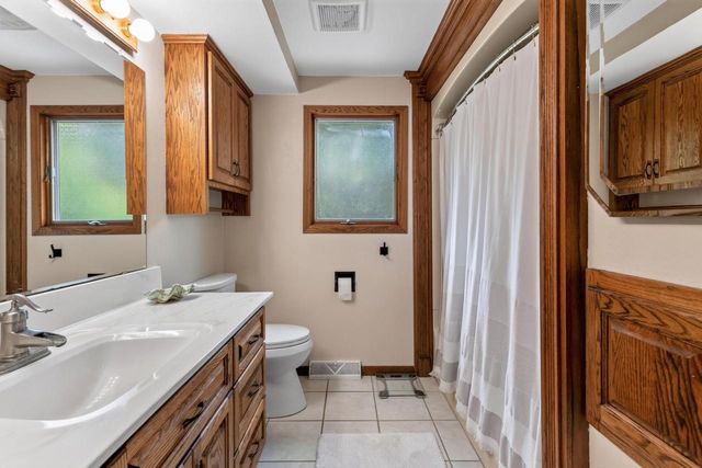 N8W27232 Woodridge LANE, Waukesha, WI 53188
