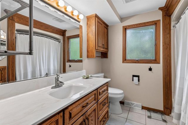 N8W27232 Woodridge LANE, Waukesha, WI 53188