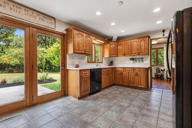 N8W27232 Woodridge LANE, Waukesha, WI 53188