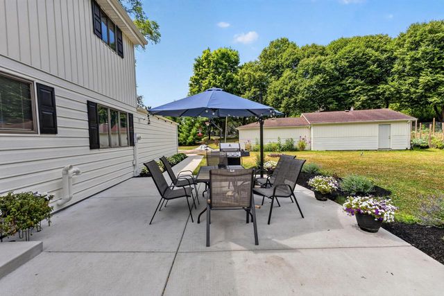 N8W27232 Woodridge LANE, Waukesha, WI 53188