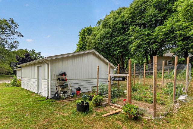 N8W27232 Woodridge LANE, Waukesha, WI 53188