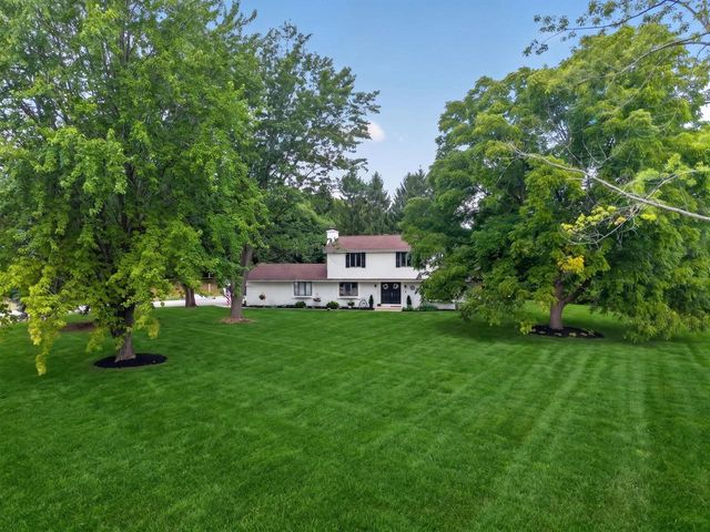 N8W27232 Woodridge LANE, Waukesha, WI 53188