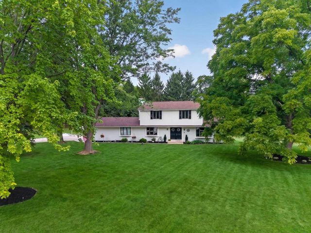 N8W27232 Woodridge LANE, Waukesha, WI 53188