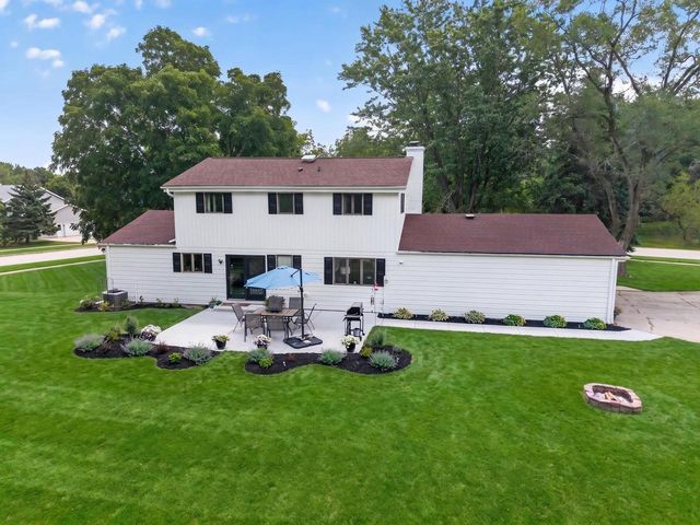 N8W27232 Woodridge LANE, Waukesha, WI 53188