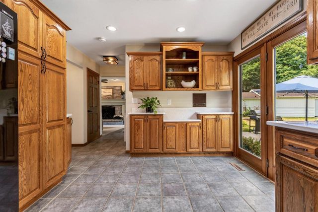 N8W27232 Woodridge LANE, Waukesha, WI 53188