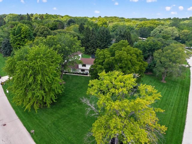 N8W27232 Woodridge LANE, Waukesha, WI 53188