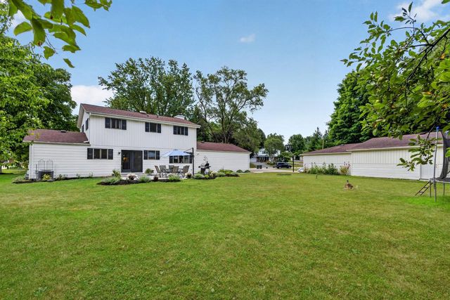 N8W27232 Woodridge LANE, Waukesha, WI 53188