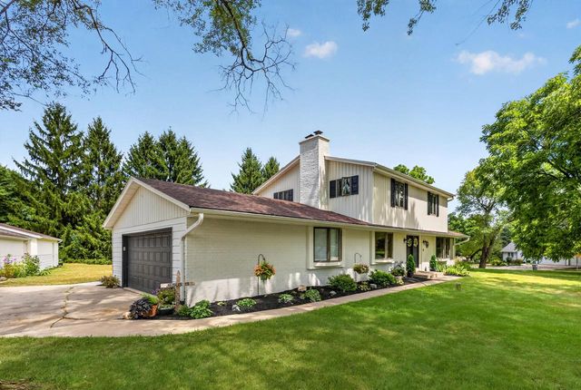 N8W27232 Woodridge LANE, Waukesha, WI 53188