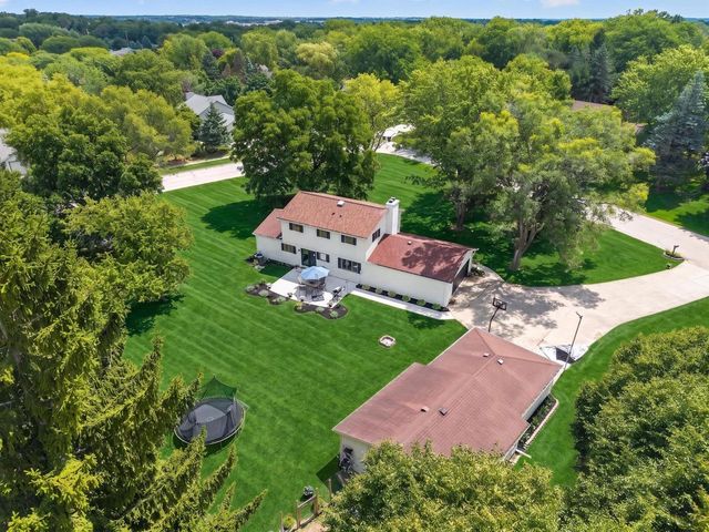 N8W27232 Woodridge LANE, Waukesha, WI 53188