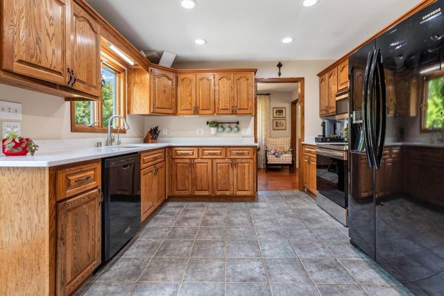 N8W27232 Woodridge LANE, Waukesha, WI 53188
