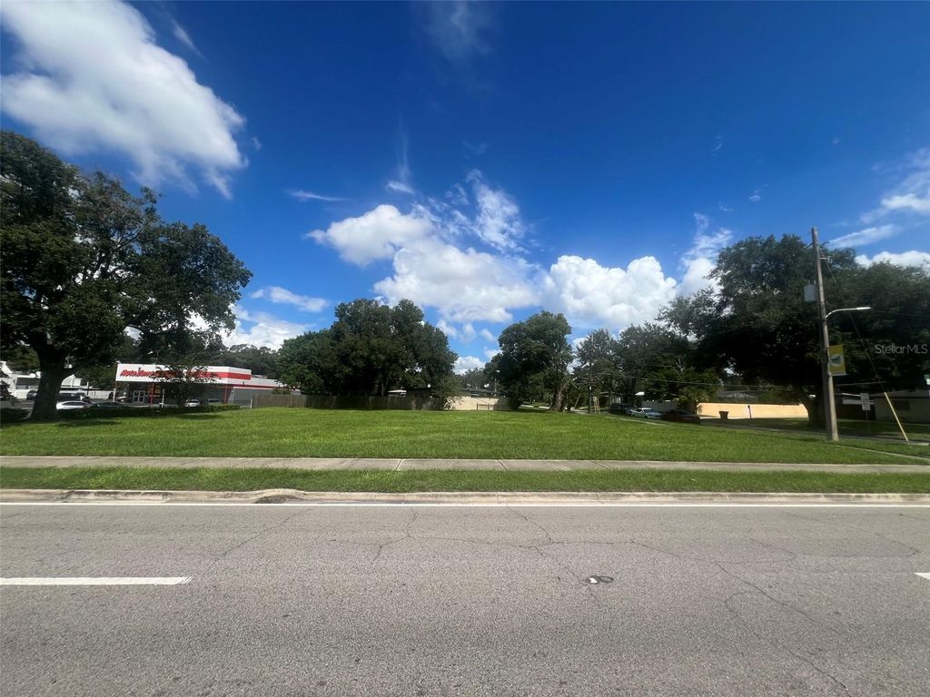 Image 8 of property listing at 3412 CURRY FORD ROAD, Orlando, FL 32806