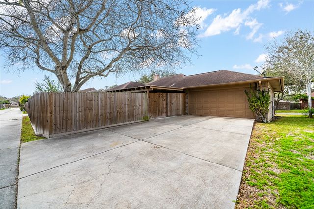 7406 Lugano Dr, Corpus Christi, TX 78413