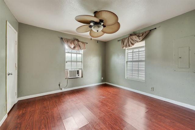 1017 Clarence Street W, Fort Worth, TX 76117