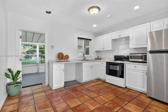 6711 NW 72nd St, Tamarac, FL 33321