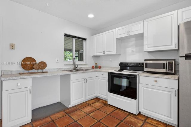 6711 NW 72nd St, Tamarac, FL 33321