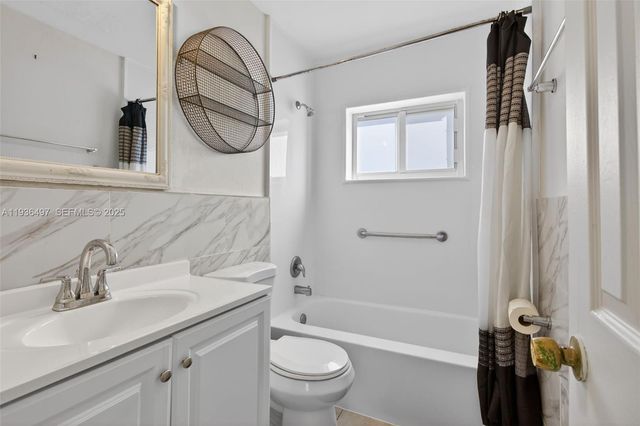 6711 NW 72nd St, Tamarac, FL 33321