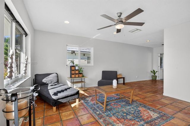 6711 NW 72nd St, Tamarac, FL 33321