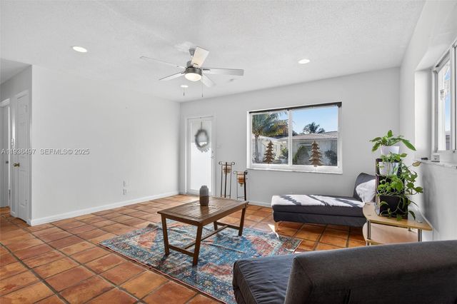 6711 NW 72nd St, Tamarac, FL 33321