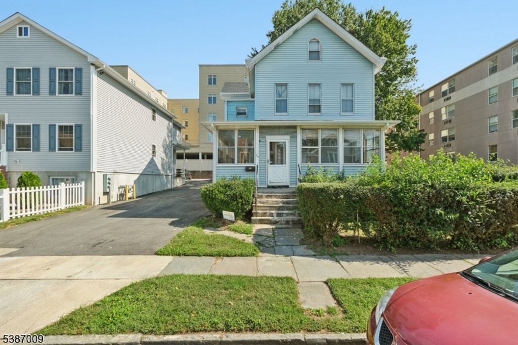 24 N Burnett St, East Orange City, NJ 07017