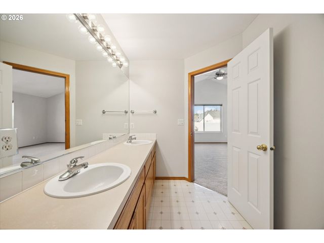 162 ALLI Ct, Gladstone, OR 97027