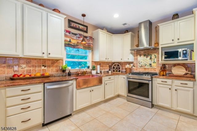 5 Kingston Ct, Jefferson Twp., NJ 07438