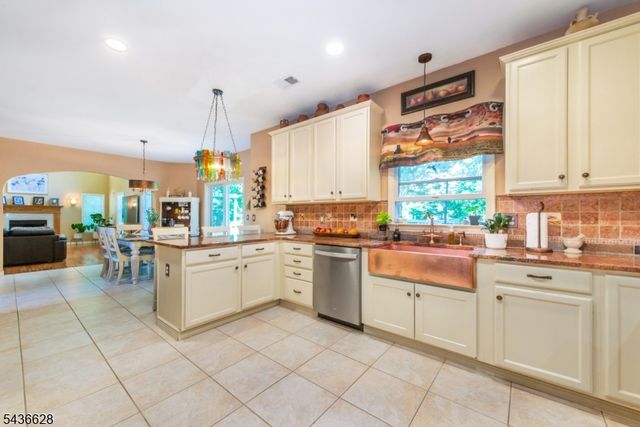 5 Kingston Ct, Jefferson Twp., NJ 07438