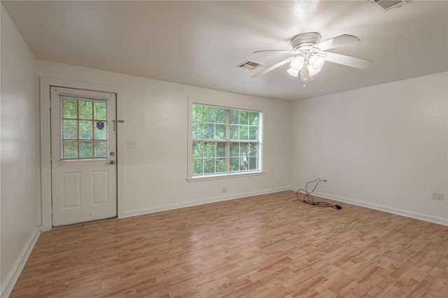 1015 Avenue J, Huntsville, TX 77320