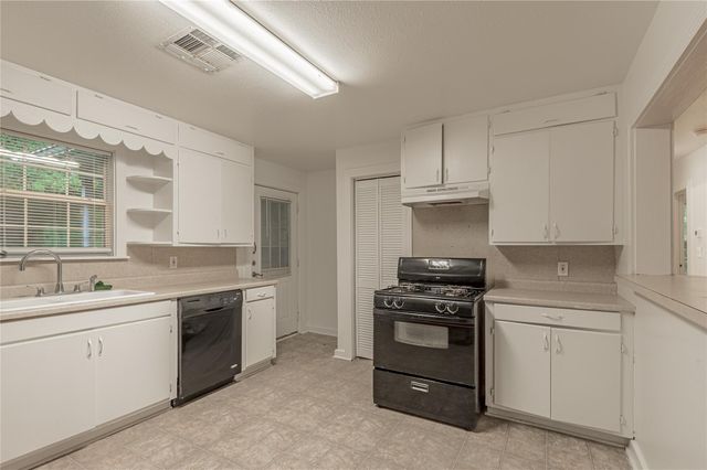 1015 Avenue J, Huntsville, TX 77320