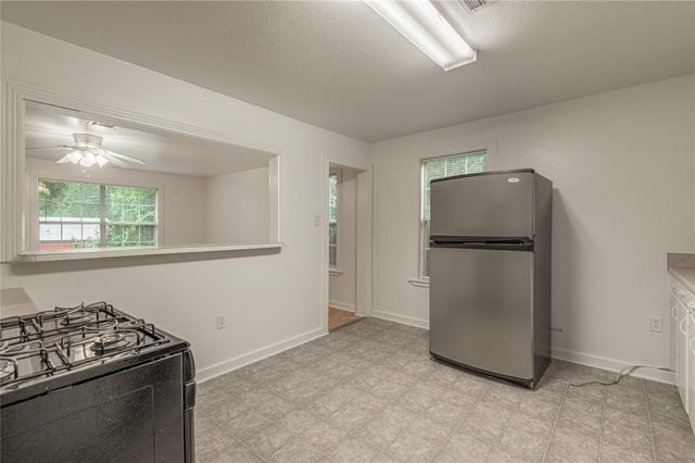 1015 Avenue J, Huntsville, TX 77320