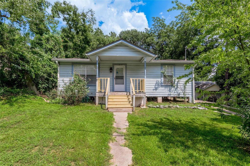 1015 Avenue J, Huntsville, TX 77320