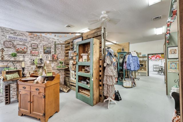 8637 Oxbow Lane, Neosho, MO 64850