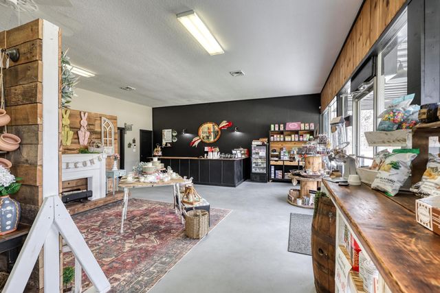 8637 Oxbow Lane, Neosho, MO 64850