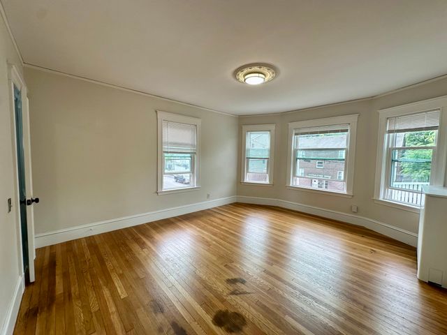 118 Ash St, Waltham, MA 02453