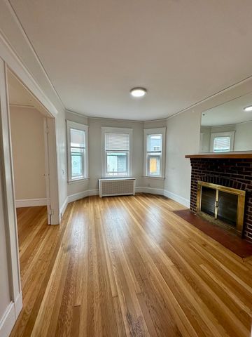 118 Ash St, Waltham, MA 02453