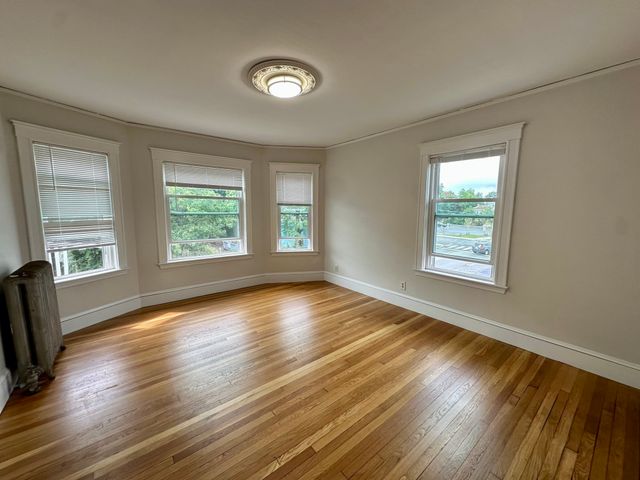 118 Ash St, Waltham, MA 02453