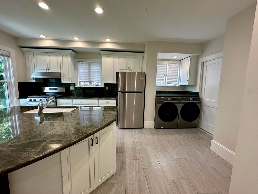 118 Ash St, Waltham, MA 02453