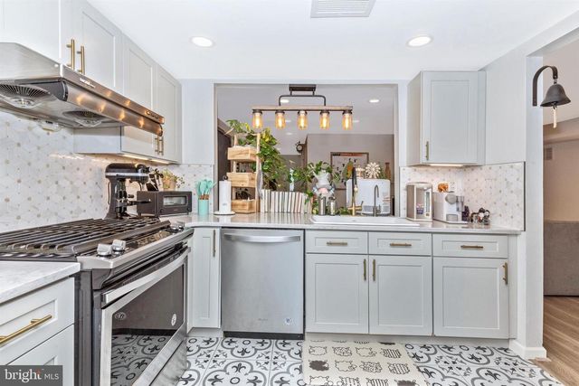 703 MOUNTAIN VIEW DR, Chesterbrook, PA 19087