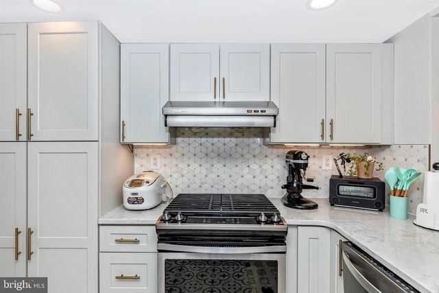 703 MOUNTAIN VIEW DR, Chesterbrook, PA 19087