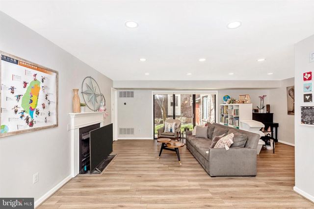 703 MOUNTAIN VIEW DR, Chesterbrook, PA 19087