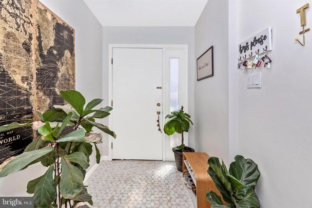 703 MOUNTAIN VIEW DR, Chesterbrook, PA 19087