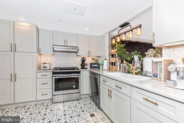 703 MOUNTAIN VIEW DR, Chesterbrook, PA 19087