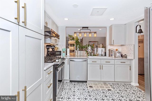 703 MOUNTAIN VIEW DR, Chesterbrook, PA 19087