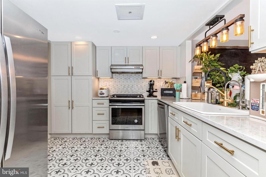 703 MOUNTAIN VIEW DR, Chesterbrook, PA 19087